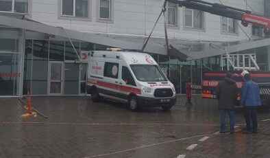 Hastane girişi ambulansın üzerine çöktü